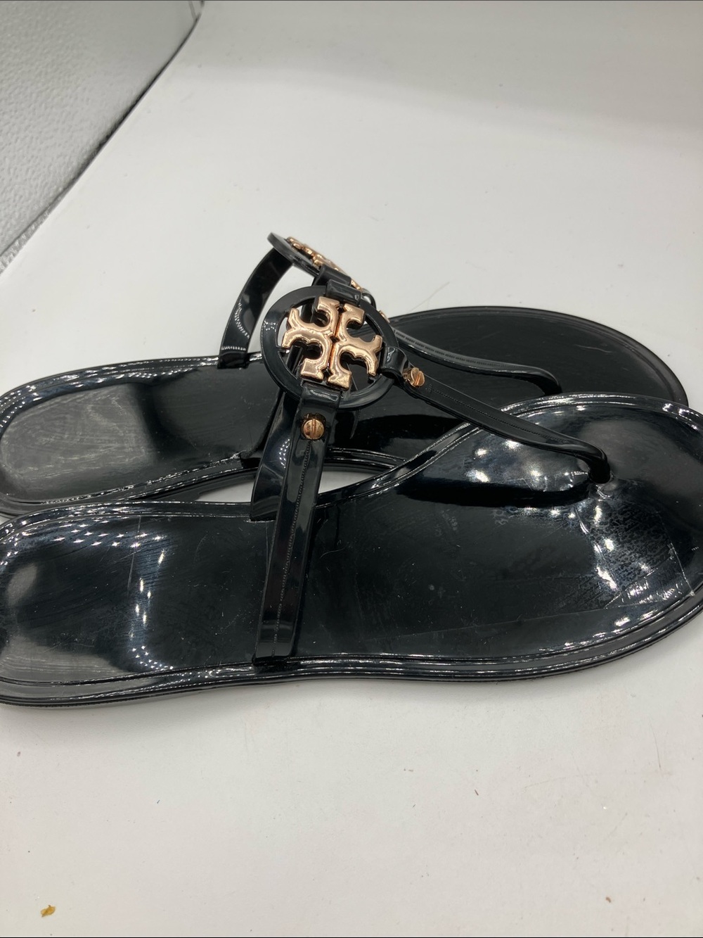 Tory Burch Black Patent Jelly Thong Sandals with Gold Logo - Picture 2 of 4
